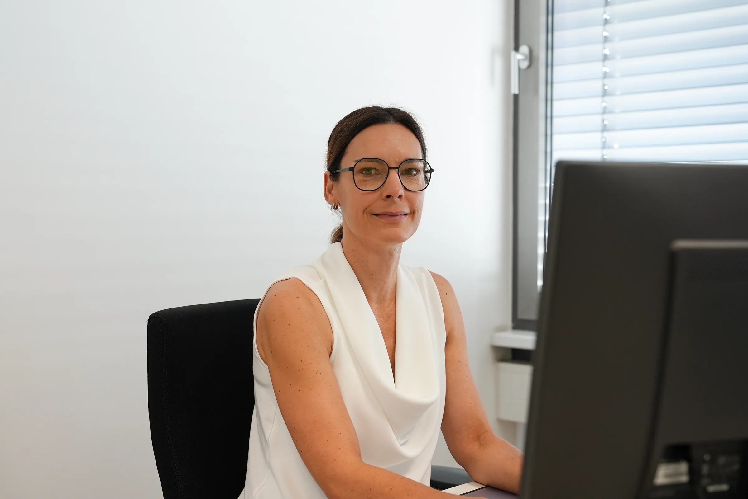 Mitarbeiterin bei der Bildschirmarbeit