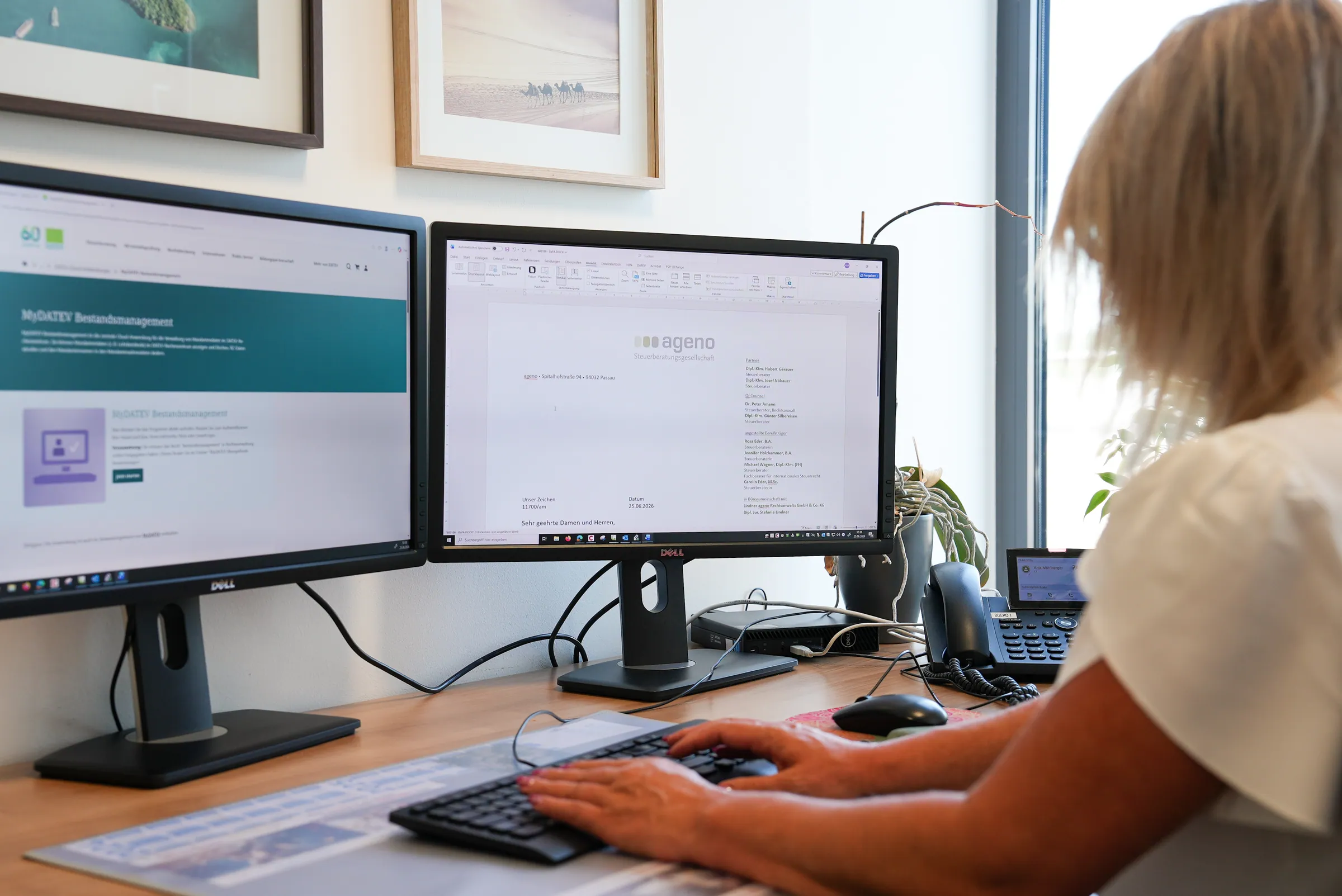 Arbeitsplatz mit zwei Monitoren in der Finanzbuchhaltung