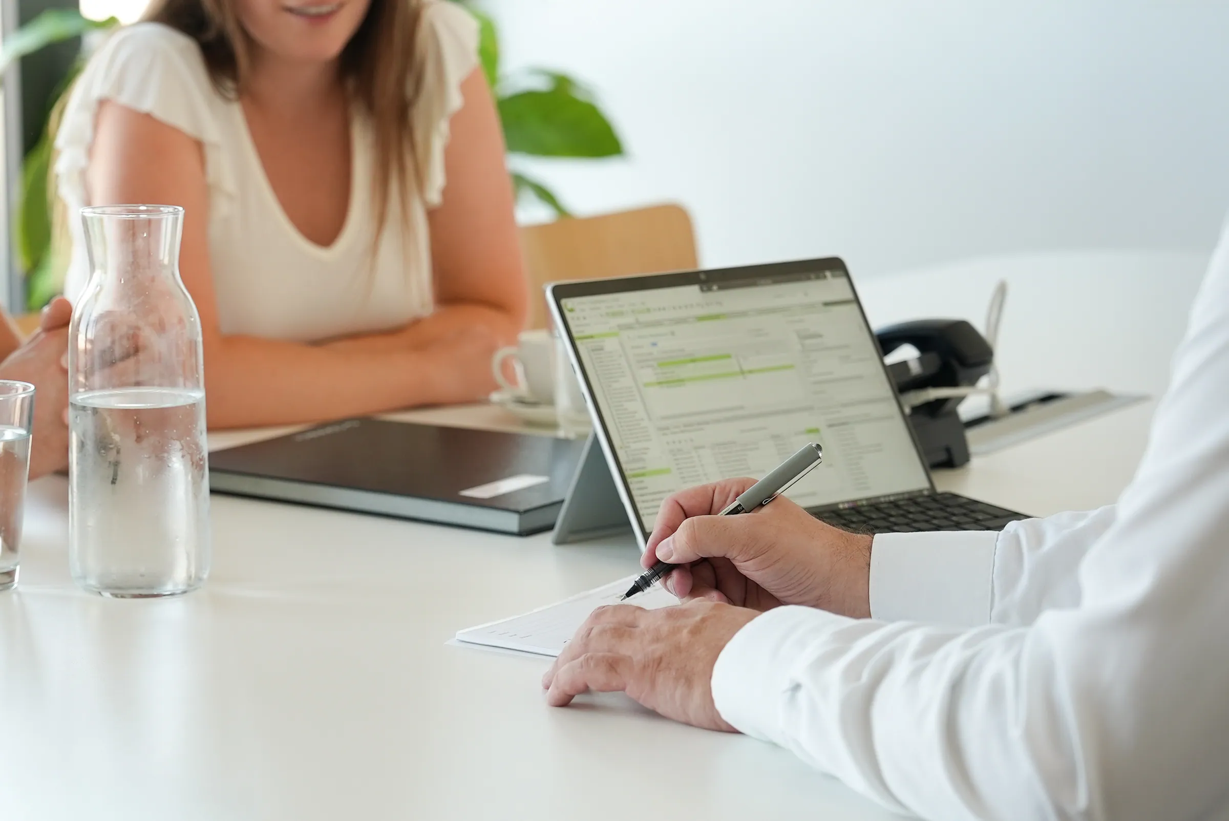 Beratungsgespräch mit Laptop am Besprechungstisch