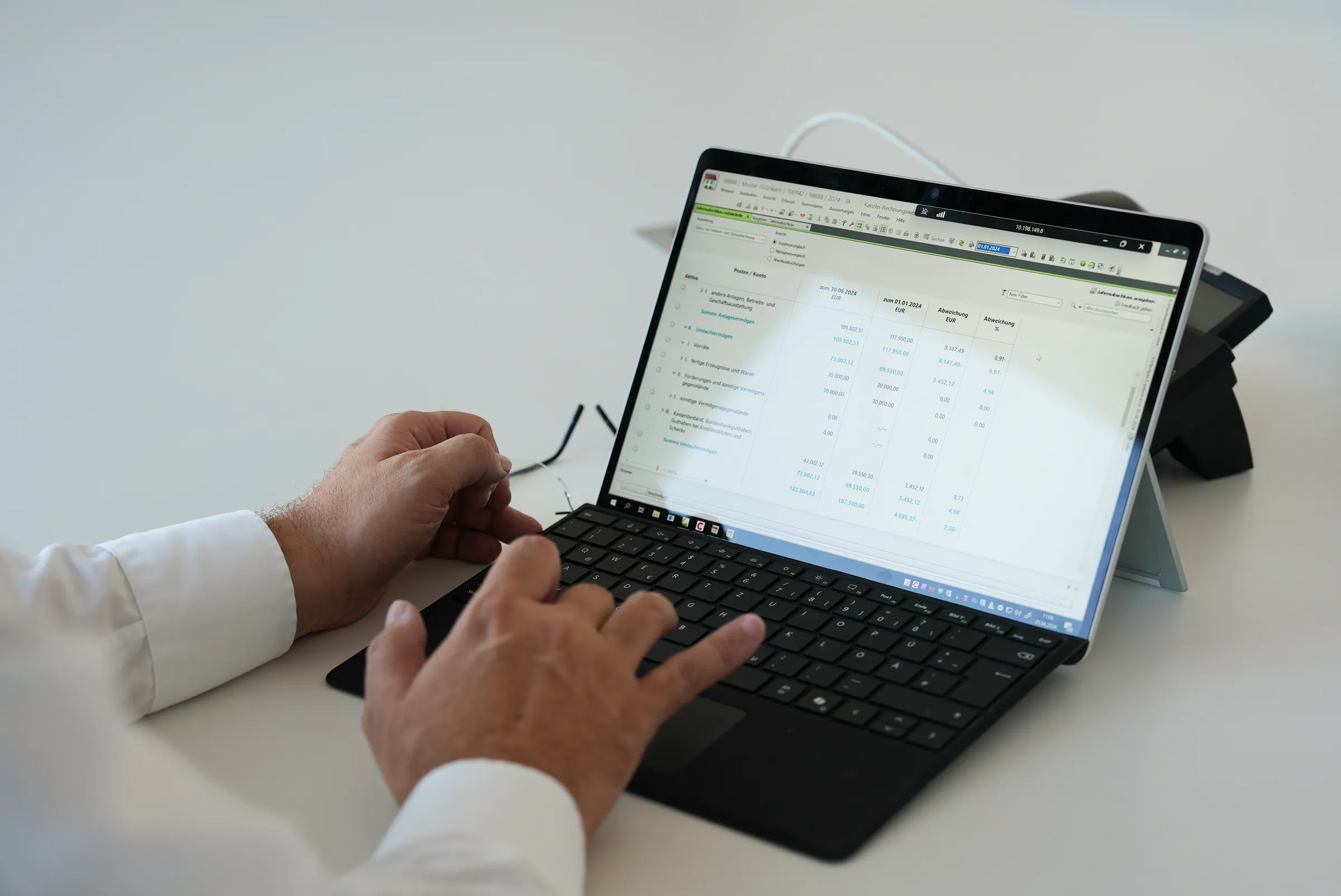Eingabe auf einem Tablet mit Tastatur
